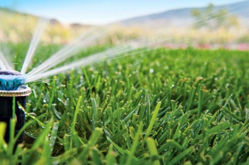 Todo-sobre-el-sistema-de-riego-para-campo-de-fútbol-980x650